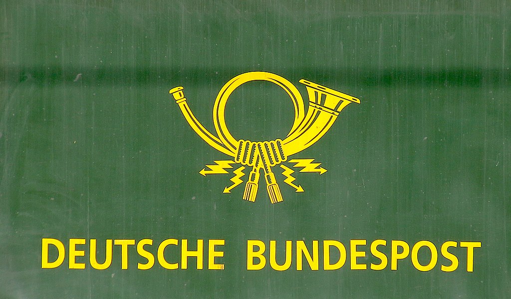 Antigo logo  Deutsche Bundespost (Correio Alemão) estampado em um vagão ferroviário - CC BY-SA 4.0 by Hp.Baumeler  - Flatschart Horns