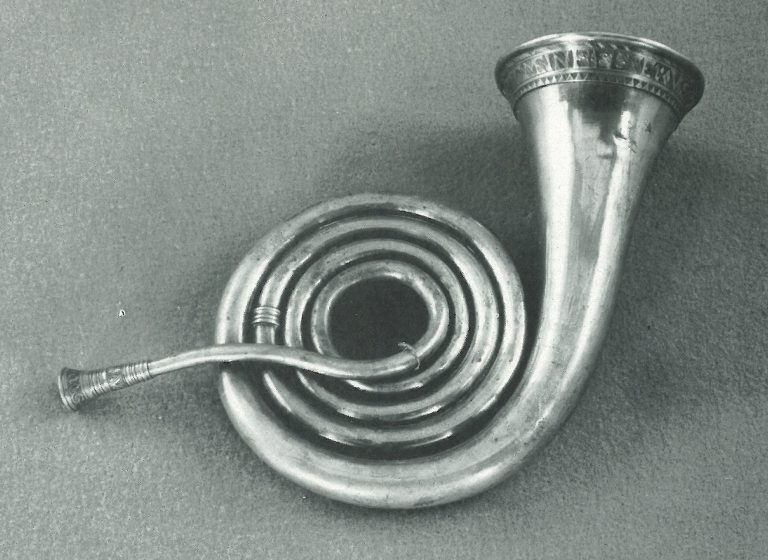 Trompa de caça afinada em Sol datada de 1590 - Historiches Museum, Dresden - Flatschart Horns