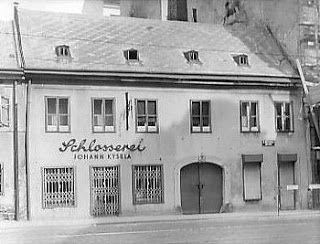 Zur Heiligen Dreifaltigkeit, casa do trompista Leitgeb em Viena, foto de 1950 - Flatschart Horns 