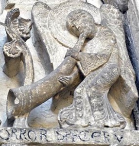 Anjo tocando trompa, Catedral de São Lázaro, França, séc. XIII - Flatschart Horns