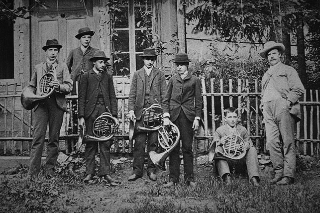 Josef Schantl (1842-1902) á direita e seus alunos, em 1895 - Flatschart Horns